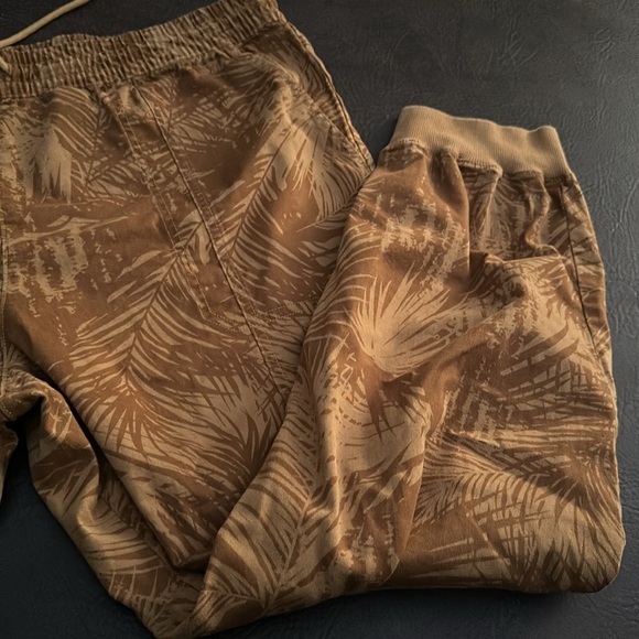 🌈🌈🌈 Garnet Hill, XL baggie cropped stretch pants, brown leaf design - Picture 4 of 7
